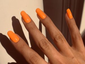 Czy warto postawić na pomarańczowe paznokcie?