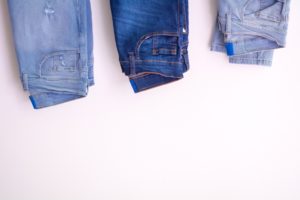 Jak przerobić jeansy damskie w domu?