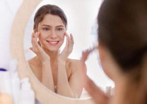 Jak dbać o skórę wokół oczu?
