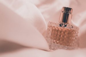Jak znaleźć odpowiednie perfumy na zimę? Sięgnij po odlewki