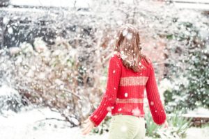 Sweter damski na zimę – jaki wybrać na zimniejsze dni?