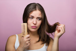 Zniszczone włosy po przedłużaniu – jak je zregenerować?
