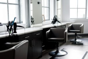 Jak elegancko i profesjonalnie urządzić salon fryzjerski?