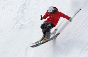 Czym powinien charakteryzować się dobry kask narciarski?