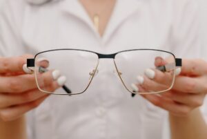 Jak wybrać między soczewkami a okularami?