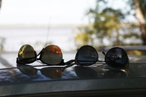 Okulary przeciwsłoneczne dla aktywnych mężczyzn – jak wybrać odpowiedni model
