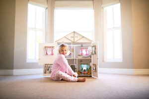 Domek dla lalek jako prezent dla dziecka – jak wybrać najlepszy?