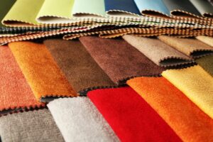 Materiały tapicerskie – rodzaje i zalety tkanin obiciowych