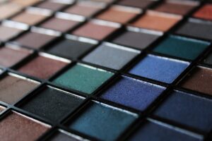 Paleta cieni – must-have każdej miłośniczki makijażu