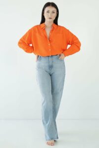 Pomarańczowa koszula damska — z czym ją nosić?