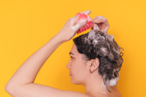Peeling skóry głowy – jak go wykonać?