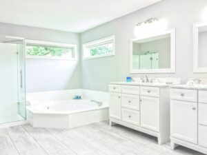 Jak zaaranżować białą łazienkę?