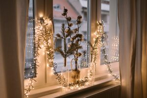 Magia świateł: pomysły na świąteczne dekoracje okienne