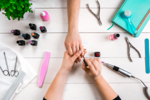 Idealne wykończenie manicure – top hybrydowy. Jaki wybrać?
