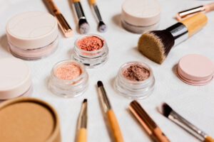 Kosmetyki do makijażu — jak wybrać odpowiednie, na jakie marki zwracać uwagę?